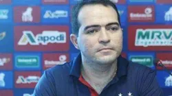 Paz renovou com o zagueiro. Divulgação/Facebook