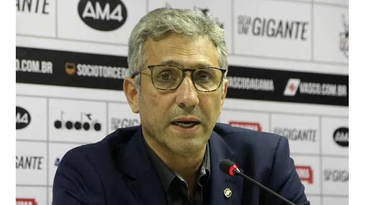 Campello renovou com o meio-campista. Divulgação/Vasco