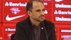 Caetano renovou com o atacante. Divulgação