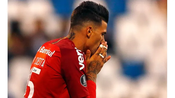 Durante Boca Juniors x Internacional, Victor Cuesta perdeu um gol que irritou os colorados