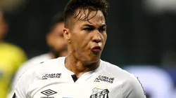 Kaio Jorge rouba a cena e vai para cima de juiz: "Meteram a mão no Santos"