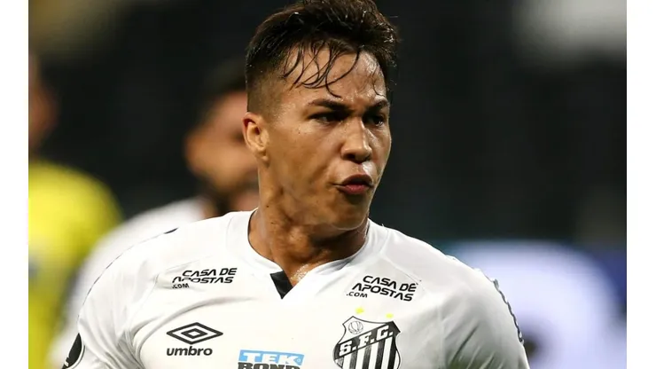 Kaio Jorge rouba a cena e vai para cima de juiz: "Meteram a mão no Santos"