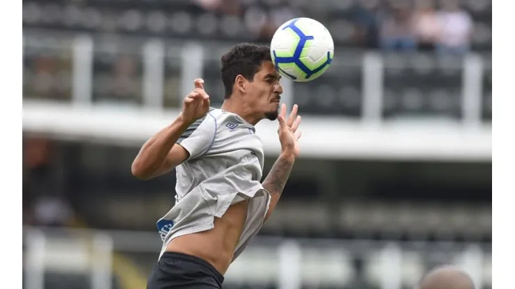 Veríssimo volta atrás e se coloca à disposição para enfrentar o Grêmio