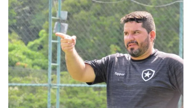 Barroca aposta em estratégia ousada para suprir a carência na lateral esquerda contra o São Paulo