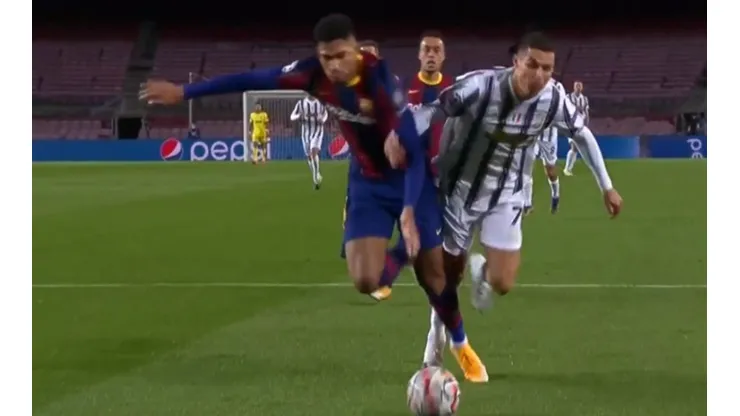 Cristiano Ronaldo abriu o placar para a Juventus contra o Barcelona, após pênalti polêmico