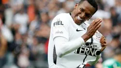 Jô se emociona ao atingir marca histórica pelo Corinthians