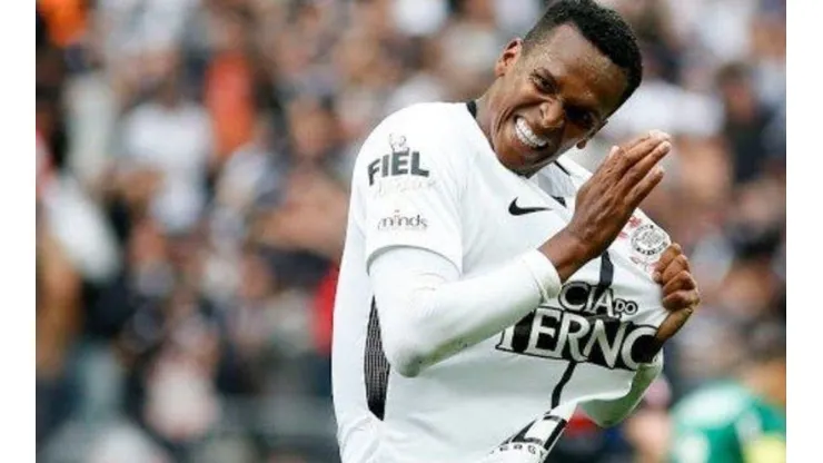Jô se emociona ao atingir marca histórica pelo Corinthians