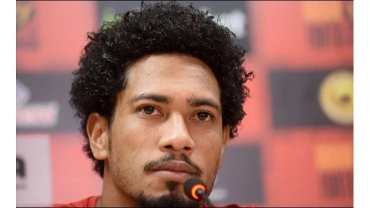 Afastado e silencioso, Hernane Brocador perdeu a titularidade no Sport