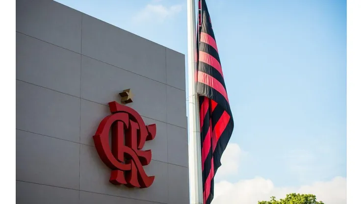 Torcedores colocaram faixas em frente ao Ninho - Foto: Alexandre Vidal/Flamengo.
