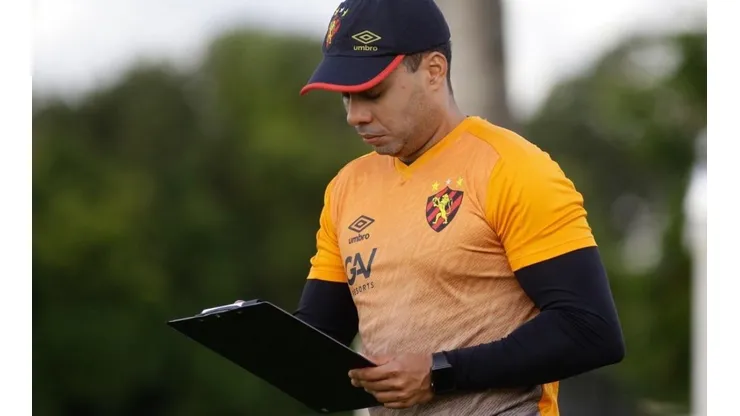 Técnico precisará mudar peças na equipe - Foto: Anderson Stevens/Sport.
