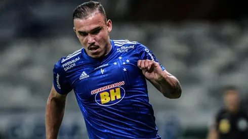 William Pottker vira baixa. Foto: Gustavo Aleixo/Cruzeiro