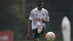 Léo perde a vaga entre os titulares - Foto: Rubens Chiri/São Paulo FC.