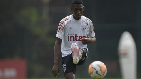 Léo perde a vaga entre os titulares - Foto: Rubens Chiri/São Paulo FC.