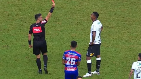 Árbitro expulsou Jô após rever lance no VAR – Foto: Reprodução/Globo.