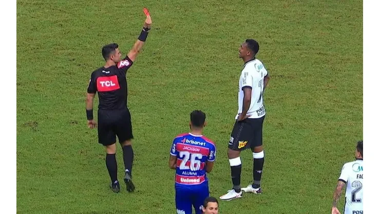 Árbitro expulsou Jô após rever lance no VAR - Foto: Reprodução/Globo.