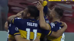 Tevez aproveita falha da zaga do Inter, marca para o Boca e homenageia Maradona