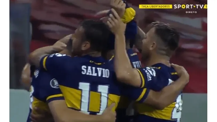 Tevez aproveita falha da zaga do Inter, marca para o Boca e homenageia Maradona