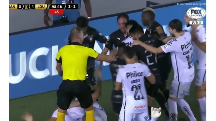 Briga generalizada marcou confronto decisivo entre Santos x LDU