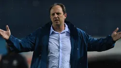 Ceni em ação na beira do gramado — Foto: Getty Images