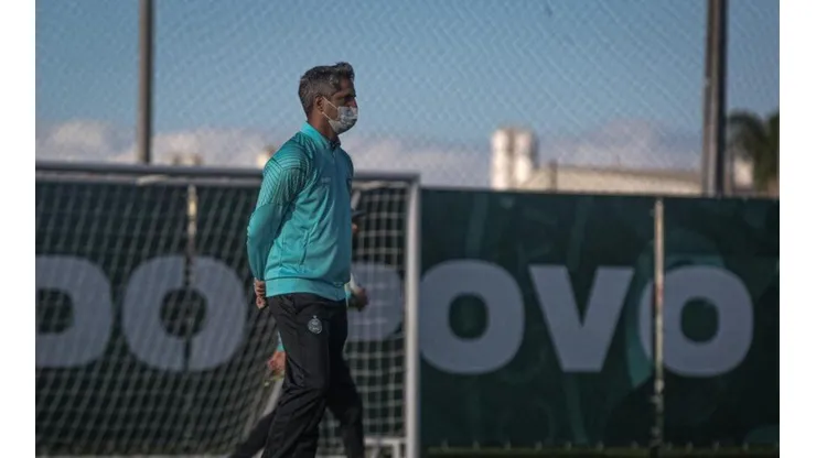 Rodrigo Santana arma estratégia para afastar a crise que assombra o Couto Pereira