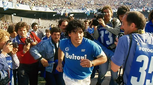Prefeito de Nápoles anuncia que estádio do Napoli terá o nome de Maradona