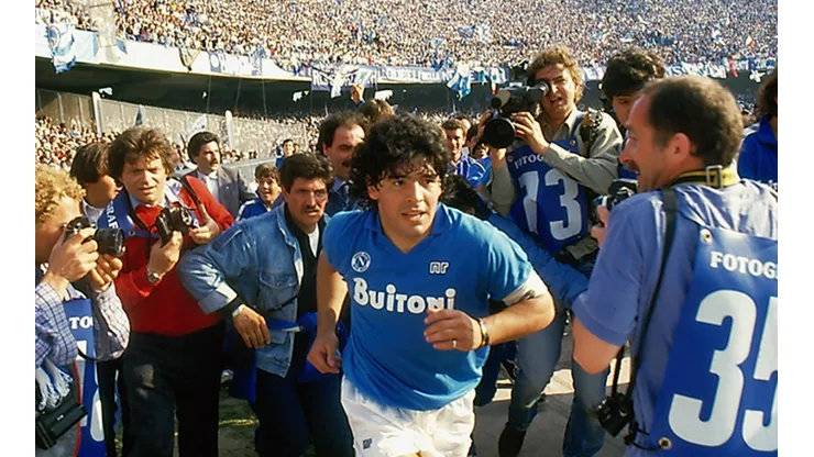 Prefeito de Nápoles anuncia que estádio do Napoli terá o nome de Maradona