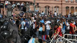 Fãs de Maradona entram em conflito com a polícia. Foto: Getty Images