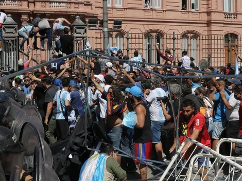 Velório de Maradona é marcado por emoção e confusão