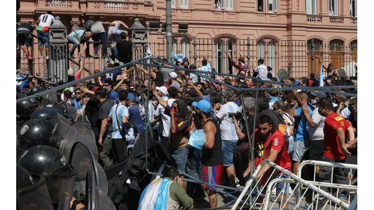 Fãs de Maradona entram em conflito com a polícia. Foto: Getty Images