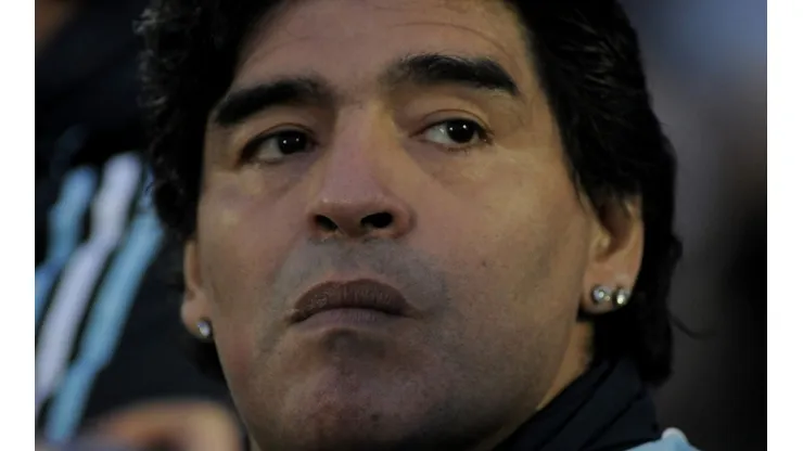 Agente funerário foi demitido após posar com o corpo de Diego Maradona.