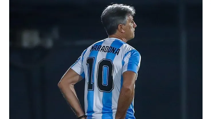 Renato Gaúcho usa camiseta em homenagem a Maradona em jogo do Grêmio pela Libertadores