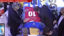 O presidente argentino faz homenagem a Diego Maradona- (Foto - Reprodução)