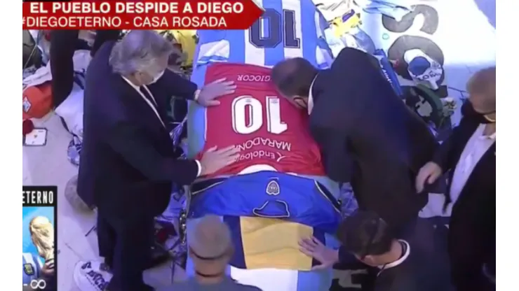 O presidente argentino faz homenagem a Diego Maradona- (Foto - Reprodução)