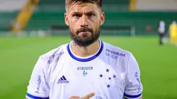 Após marcar gol, Sóbis comemora vitória contra a líder Chapecoense