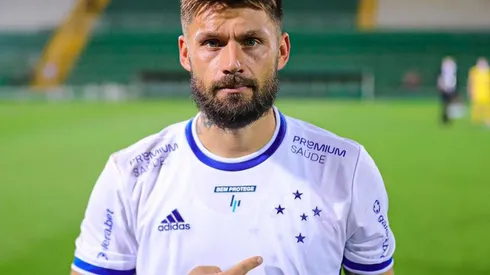 Após marcar gol, Sóbis comemora vitória contra a líder Chapecoense