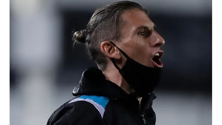 Treinador do Racing se irritou com as escolhas da arbitragem - Foto: Getty Images.