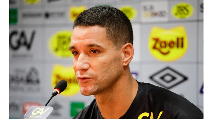 Thiago Neves durante apresentação no Leão — Foto: Anderson Stevens/Sport Club do Recife