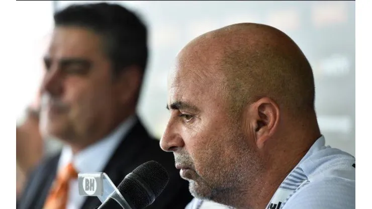 Depois de semana polêmica, Sampaoli recebe aceno dos 4 mecenas do Atlético para estender contrato