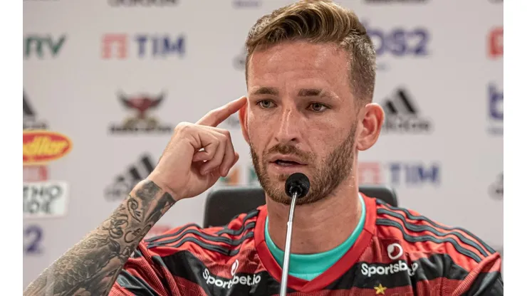 Com Léo Pereira mal, zagueiro colombiano ganha força no Flamengo