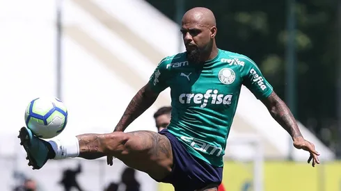 Atualmente fora de combate, Felipe Melo agita torcida