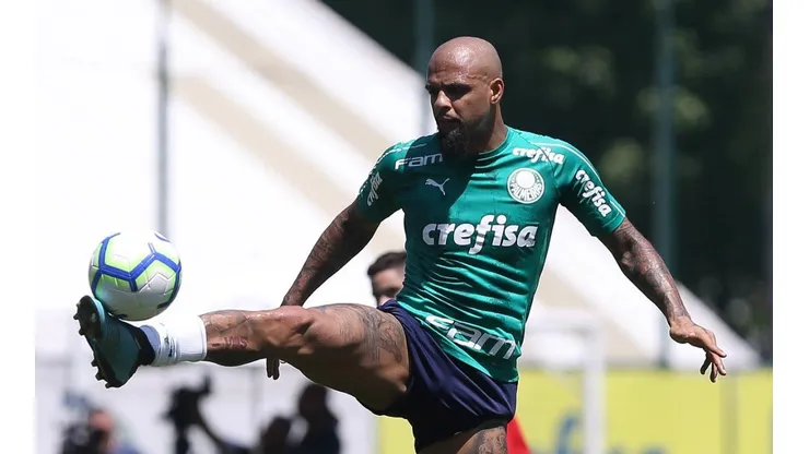 Atualmente fora de combate, Felipe Melo agita torcida