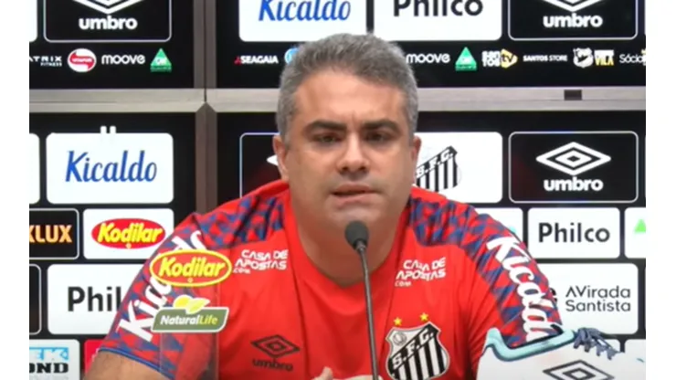 Rollo concedeu entrevista coletiva hoje — Foto: Reprodução/Youtube/Canal Santos F.C.