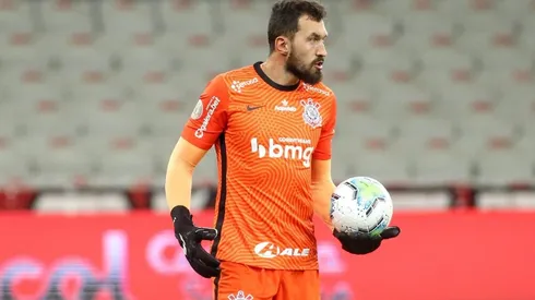 Torcida vai no embalo do aniversário de Walter e implora por titularidade no Timão