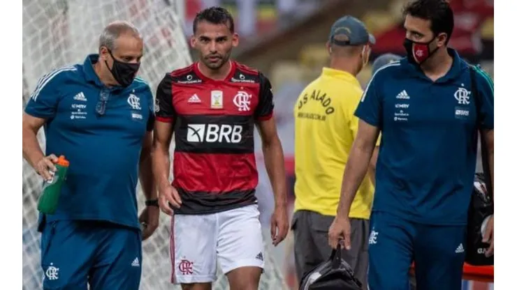 Flamengo decide tratamento sem cirurgia, mas Lille pode influenciar em procedimento