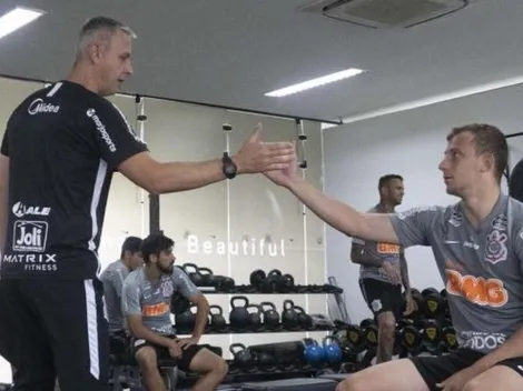 Carlos Augusto relembra saída e faz comparação com Timão de Tiago Nunes