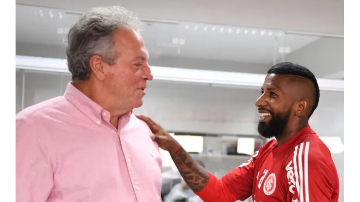 Abel ousa em escalação e promove Rodinei ao time titular