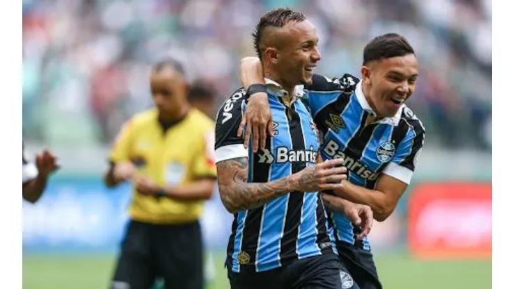 Pepê atuava em algumas situações ao lado de Everton - Foto: Lucas Uebel/Grêmio.