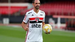 Diretoria do São Paulo estuda esticar o contrato de Juanfran