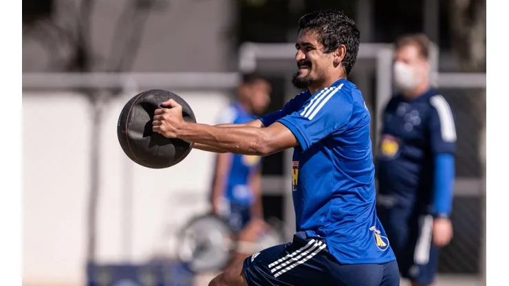 Insatisfeito com o empate do Cruzeiro, Ramon comemora dias livres para treinar