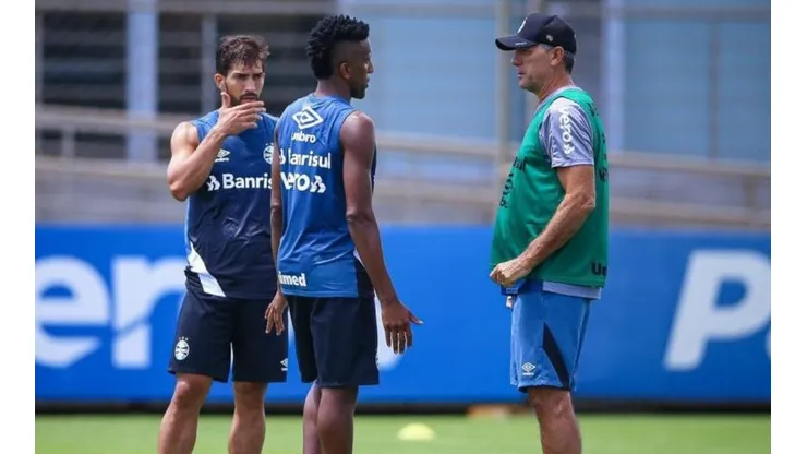 Renato e Cortez: técnico confia no lateral (Foto: Lucas Uebel/Grêmio/Divulgação)